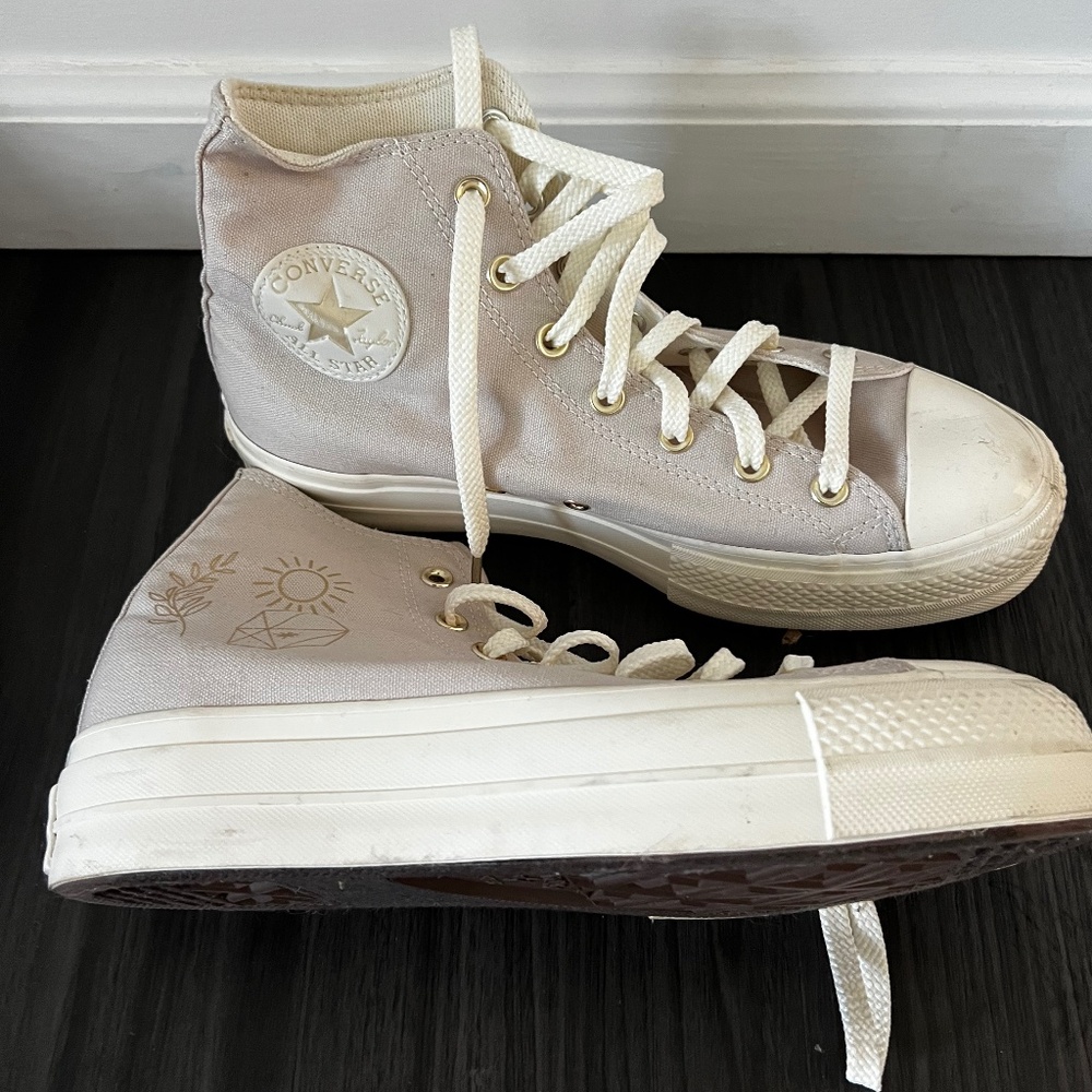 Converse Chuck Taylor All Star Lift – Natural / Egret with Gold Graphics